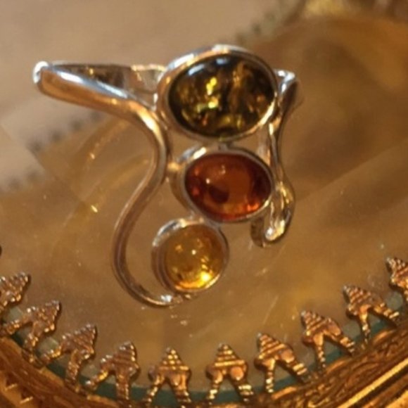 Amber and Sterling Silver Sculptured Ring - Picture 3 of 7